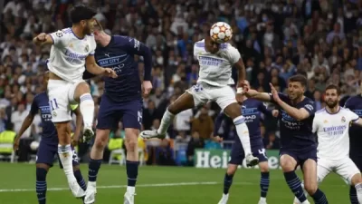 Rodrygo sobe para fazer o segundo gol do Real Madrid