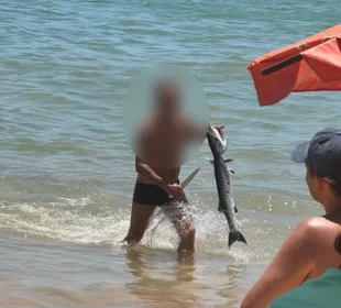 Homem com faca assusta banhistas ao limpar peixe em Guarajuba em Camaçari