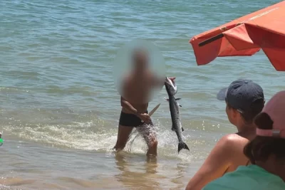 Homem com faca assusta banhistas ao limpar peixe em Guarajuba em Camaçari