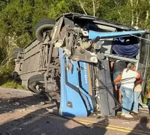 Batida entre caminhão e ônibus deixou feridos na Bahia