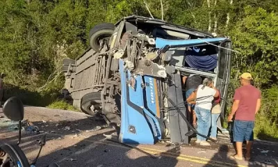 Batida entre caminhão e ônibus deixou feridos na Bahia