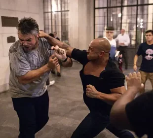 Douglas Garcia agride manifestante em ato da esquerda contra a anistia a golpistas em SP - Foto: Bruno Santos/Folhapress