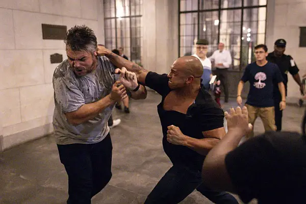 Douglas Garcia agride manifestante em ato da esquerda contra a anistia a golpistas em SP - Foto: Bruno Santos/Folhapress