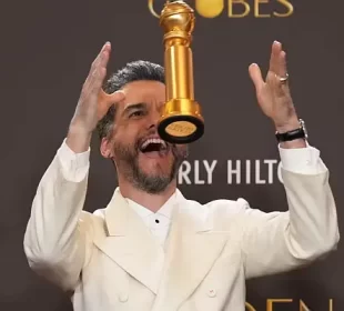 Troféu foi o segundo prêmio de 'O Agente Secreto' na noite. Longa também levou melhor filme em língua não-inglesa.