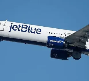 Avião Airbus A321 da JetBlue Airways decola do Aeroporto Internacional de Los Angeles com destino a Nova York