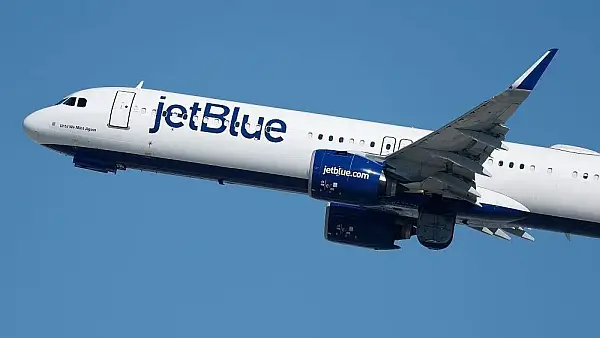 Avião Airbus A321 da JetBlue Airways decola do Aeroporto Internacional de Los Angeles com destino a Nova York