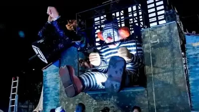 VÍDEOS: As cenas de Bolsonaro ridicularizado para o mundo no desfile da Niterói