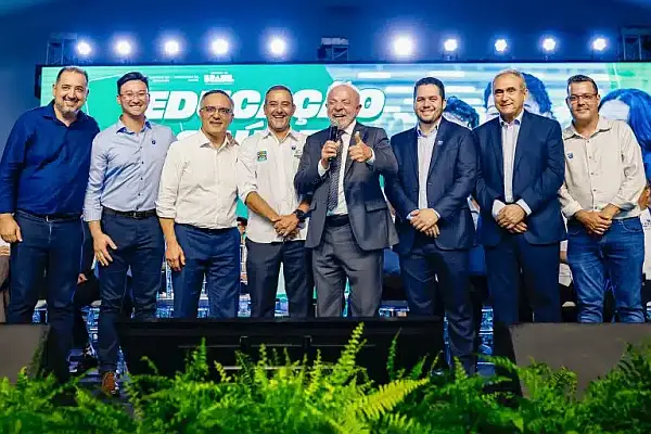 Prefeitos do PL tiram fotos com Lula