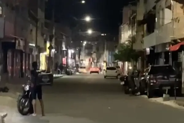 ação policial realizada nesta quinta-feira (19/02), na Rua do Eco, no bairro Vale das Pedrinhas, em Salvador.