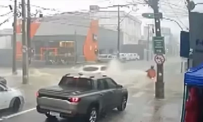 VIDEO: Motociclista é arrastado por enxurrada durante fortes chuvas em Vitória da Conquista