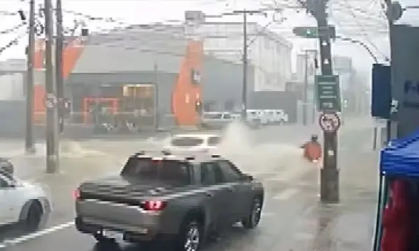 VIDEO: Motociclista é arrastado por enxurrada durante fortes chuvas em Vitória da Conquista